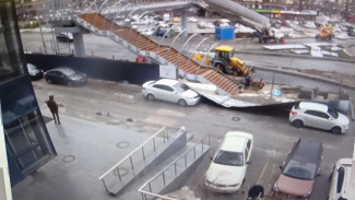 В Воронеже из-за ветра забор упал на 2 автомобиля