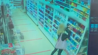 Рецидивистка из Воронежа под камерами обокрала липецкий магазин косметики