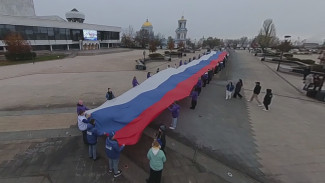 Стометровый флаг России развернули на Советской площади в Воронеже
