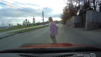 В Воронеже девочка-подросток выскочила на дорогу перед несущимися машинами