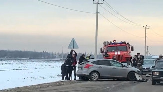 Устроившего массовое ДТП воронежца приковали наручниками к дорожному знаку 