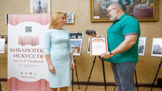«Единая Россия» поздравила коллектив городской библиотеки искусств имени Пушкина