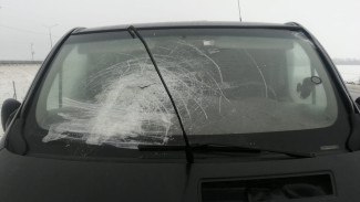 В Воронежской области слетевшая с крыши грузовика льдина травмировала пассажирку Opel