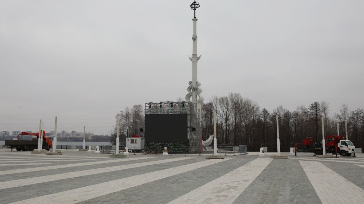Каток на адмиралтейской площади воронеж фото Каток и новогоднее украшение Адмиралтейской площади в Воронеже обойдутся в 58 мл