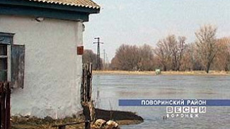 В Поворинском районе из-за разлива реки ушли под воду  два моста