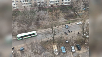 Машину разорвало на две части после ДТП с автобусом у воронежского ЖК «Цветной бульвар»