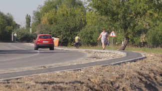 Власти пообещали исправить тротуар «для худых» в воронежском селе Гремячье