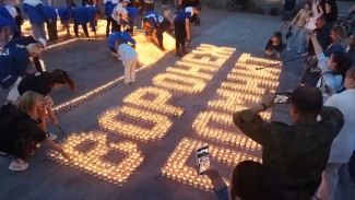 В Воронеже зажгли сотни свечей в честь Дня памяти и скорби