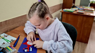 «Единая Россия» помогла 7-летней девочке подготовить подарок для мобилизованного папы
