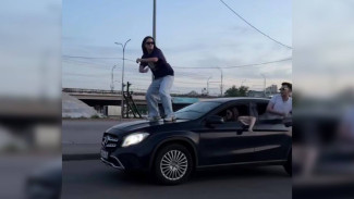 Воронежцев оштрафовали за поездку на капоте Mercedes ради видео