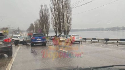 В Воронеже на Чернавском мосту столкнулись 4 машины: есть пострадавший