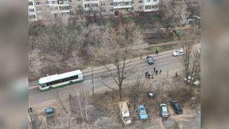 Машину разорвало на две части после ДТП с автобусом у воронежского ЖК «Цветной бульвар»