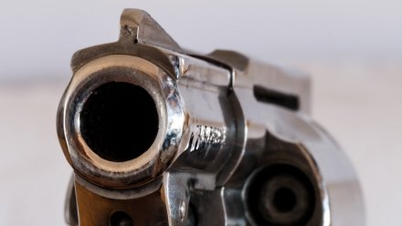 Укравший бутылку водки воронежец пригрозил продавцам пистолетом