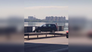 Ограждение Чернавского моста спасло иномарку от падения в водохранилище в Воронеже
