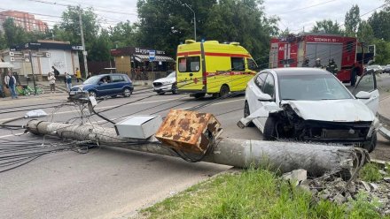 В ДТП со столбом у остановки «Берёзовая роща» в Воронеже обошлось без пострадавших