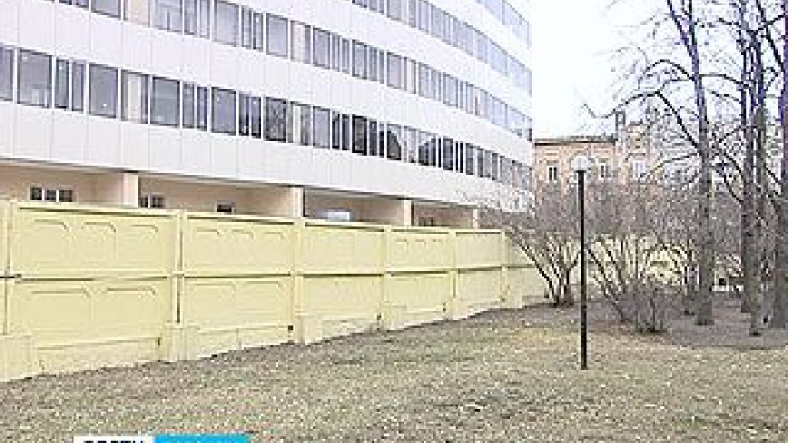 Кинотеатр "Спартак" воюет с соседней стройплощадкой за кусок парка