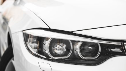 На машину воронежца рухнули металлические леса с манипулятора