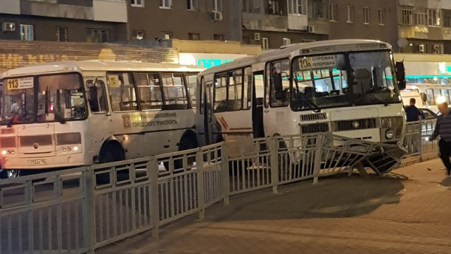 Из-за ДТП в центре Воронежа пассажирский автобус налетел на забор
