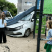 Легковушка влетела в детскую площадку во дворе воронежского ЖК: за рулём видели малыша