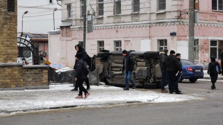 В центре Воронежа на зебре перевернулась легковушка