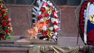 В Воронеже возложили венки и цветы к вечному огню на площади Победы
