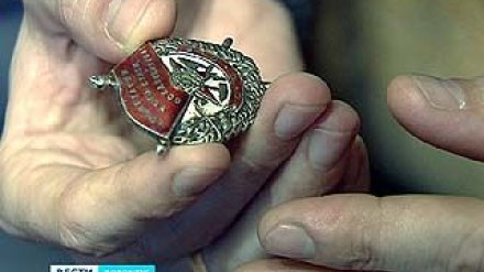Семья из Воронежа пытается установить личность одного из кавалеров Ордена Красного Знамени
