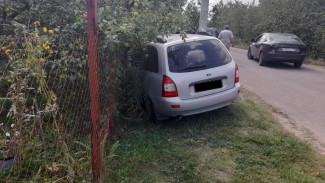 Водитель легковушки въехал в забор и погиб у воронежского СНТ 