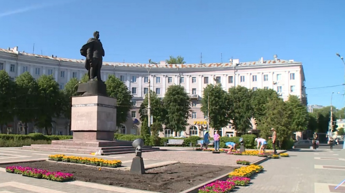 Памятник черняховскому в воронеже фото