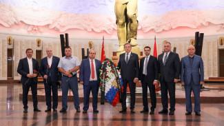 Делегация Воронежского землячества возложила цветы к монументу на Поклонной горе в Москве 