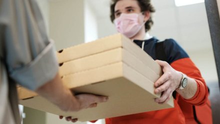 В Воронеже автомобилист выследил курьера и избил его на парковке ТЦ