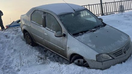 Легковушка слетела с дороги перед Остужевской развязкой в Воронеже