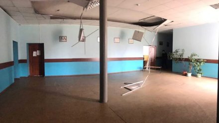 В воронежской школе в двух местах частично обрушился потолок