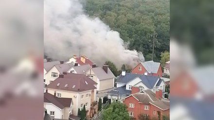 Коттедж вспыхнул в воронежском жилом массиве «Лесная поляна»