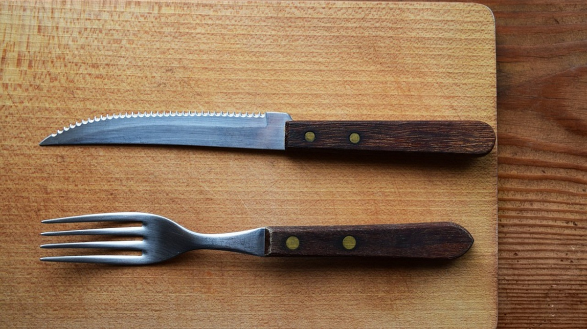 Почему оставляют нож на столе. Вилка разделочная. Нож и вилка разделочные. Нож на столе примета. Нож Pixabay.