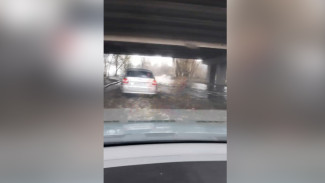 В Воронеже затопило дорогу под Северным мостом