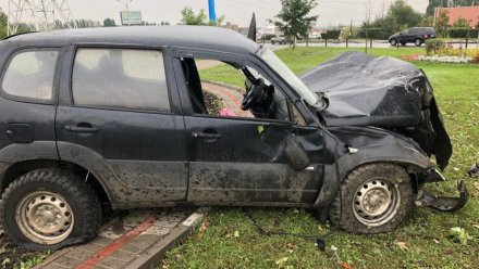 В Воронеже погиб водитель вылетевшей на бордюр легковушки