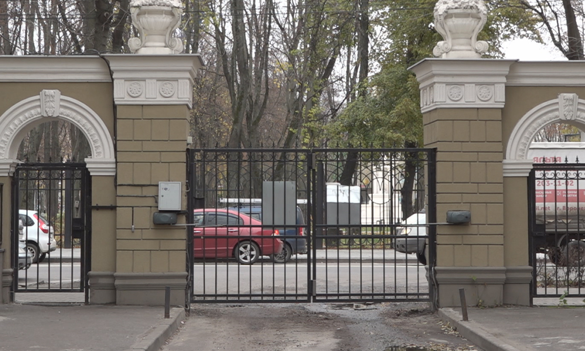 Жители пятиэтажки в центре Воронежа оказались заблокированы в собственном  дворе – Новости Воронежа и Воронежской области – Вести Воронеж