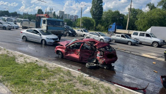 В Воронеже произошло жёсткое ДТП с 8 автомобилями