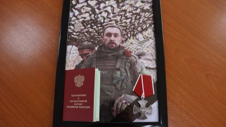 Дочери и брату погибшего на СВО воронежца вручили орден Мужества