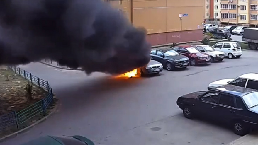 Появилось видео, как легковушка сгорела за несколько минут в жилом квартале Воронежа
