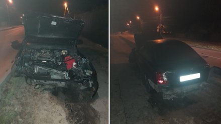 В Воронеже легковушка протаранила забор дома: пассажир погиб