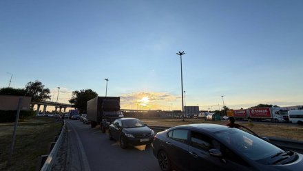Воронежцы застряли в пробке на Левом берегу из-за влетевшей в отбойник фуры