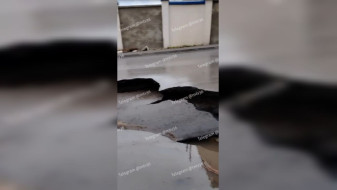 Гигантская дыра в асфальте образовалась на улице Пеше-Стрелецкой в Воронеже
