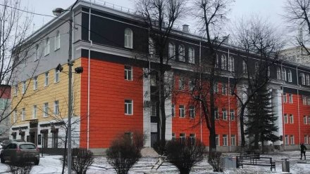 Здание с колоннами в центре Воронежа по ошибке покрасили в ядовито-оранжевый 