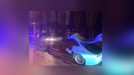 В Воронеже от удара об столб автомобиль разорвало пополам