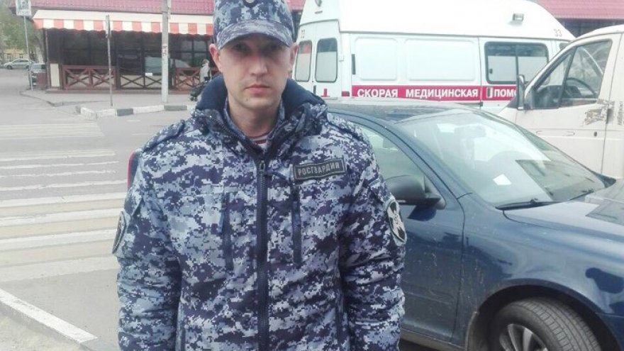 В Воронеже сотрудник Росгвардии спас человека на улице