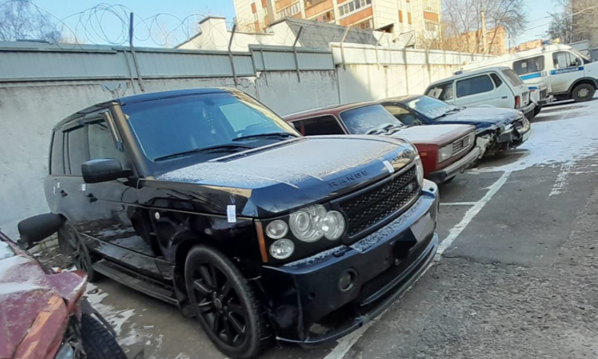 В Воронеже у 18-летнего парня возле бара угнали Land Rover – Новости  Воронежа и Воронежской области – Вести Воронеж