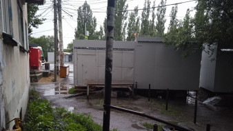 Двор воронежской пятиэтажки затопило из-за построенном на ливнёвке киоске 