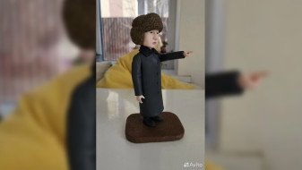 В Воронеже выставили на продажу фигурку известной бабушки-регулировщицы