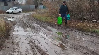 Дорога в воронежском селе Рыкань превратилась в грязевое озеро